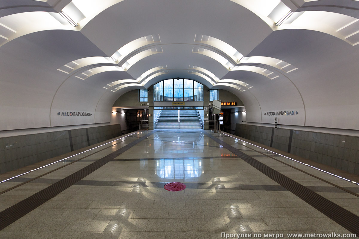 Фотография станции Лесопарковая (Бутовская линия, Москва). Часть станции около выхода в город.
