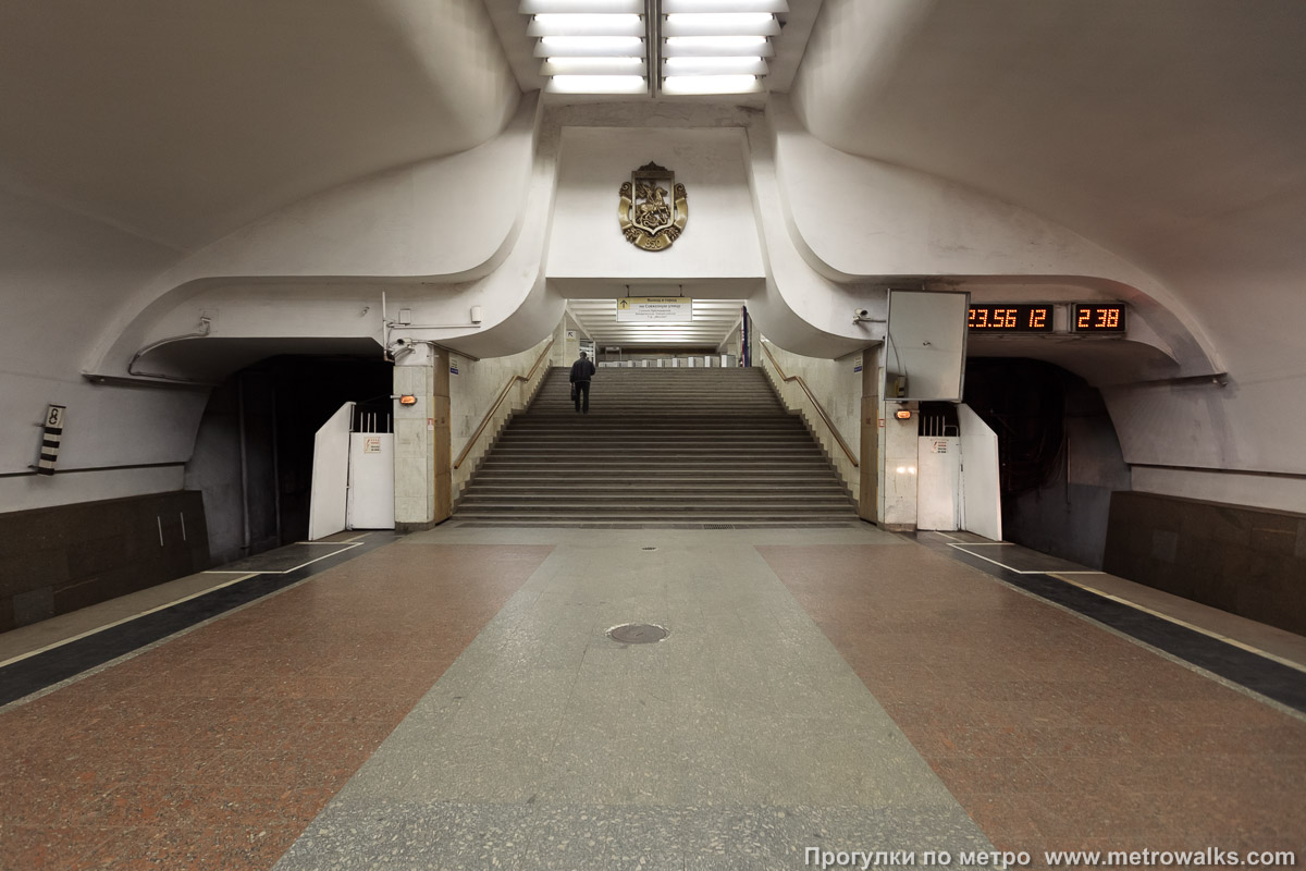 Фотография станции Люблино (Люблинско-Дмитровская линия, Москва). Выход в город осуществляется по лестнице.