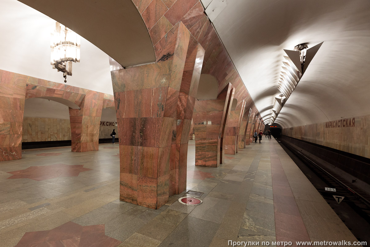 Фотография станции Марксистская (Калининская линия, Москва). Вид с края платформы по диагонали на противоположную сторону сквозь центральный зал.