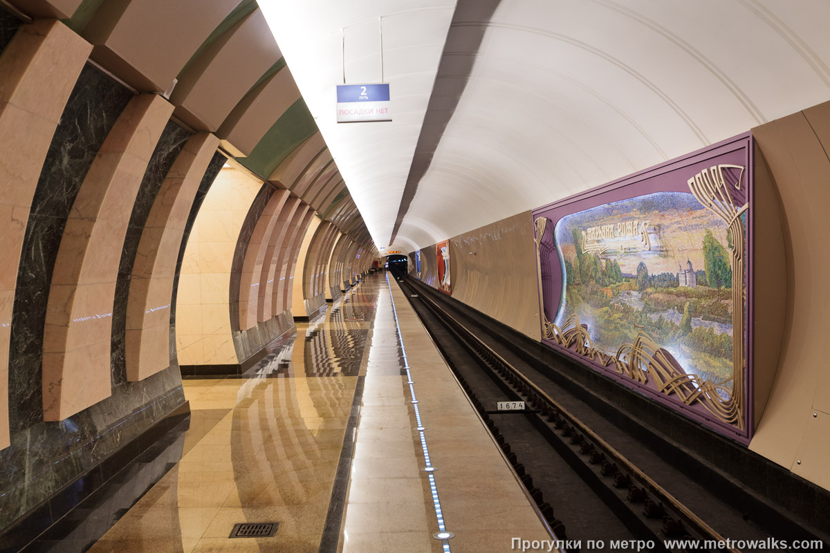 Фотография станции Марьина Роща (Люблинско-Дмитровская линия, Москва). Боковой зал станции и посадочная платформа, общий вид. 2-й путь — от Достоевской. Здесь посадки нет (на момент открытия станции; впоследствии линия была продлена).