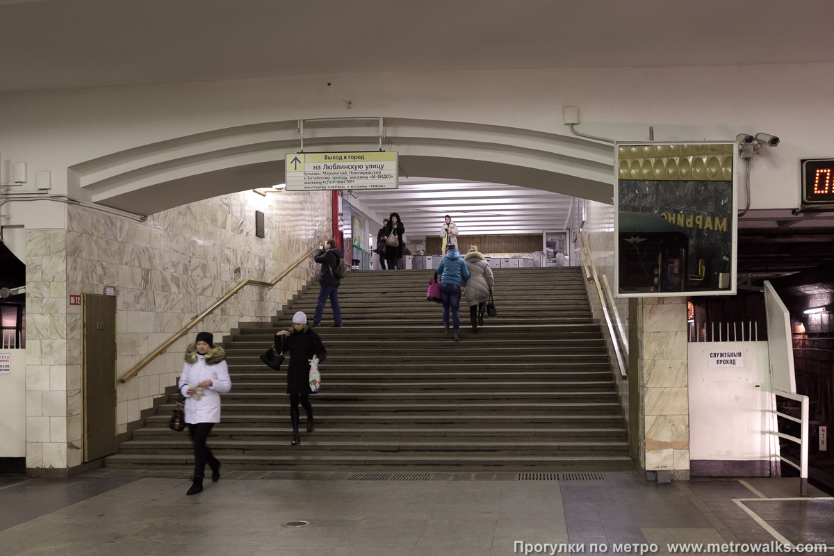 Фотография станции Марьино (Люблинско-Дмитровская линия, Москва). Выход в город осуществляется по лестнице. Второй выход немного отличается формой арки.