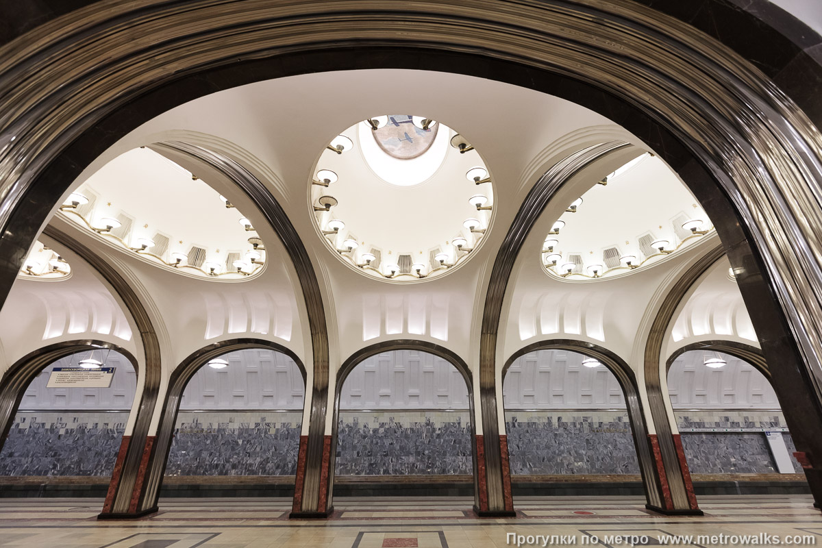 Фотография станции Маяковская (Замоскворецкая линия, Москва). Взгляд наверх.