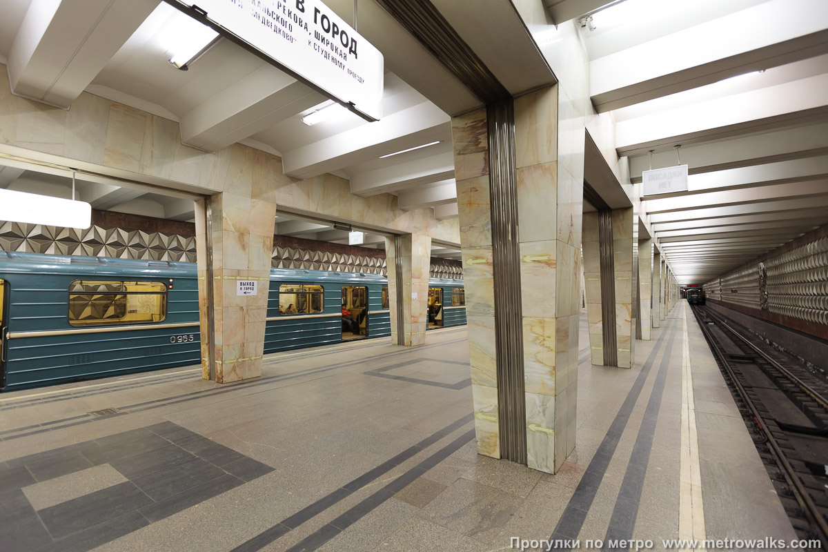 Фотография станции Медведково (Калужско-Рижская линия, Москва). Вид с края платформы по диагонали на противоположную сторону сквозь центральный зал.