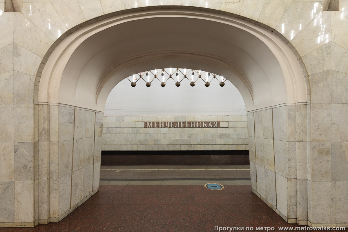 Фотография станции Менделеевская (Серпуховско-Тимирязевская линия, Москва). Проход между центральным залом и посадочными платформами крупным планом.