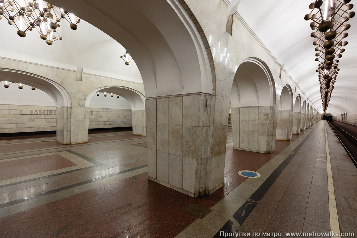 Фотография станции Менделеевская (Серпуховско-Тимирязевская линия, Москва). Вид с края платформы по диагонали на противоположную сторону сквозь центральный зал.