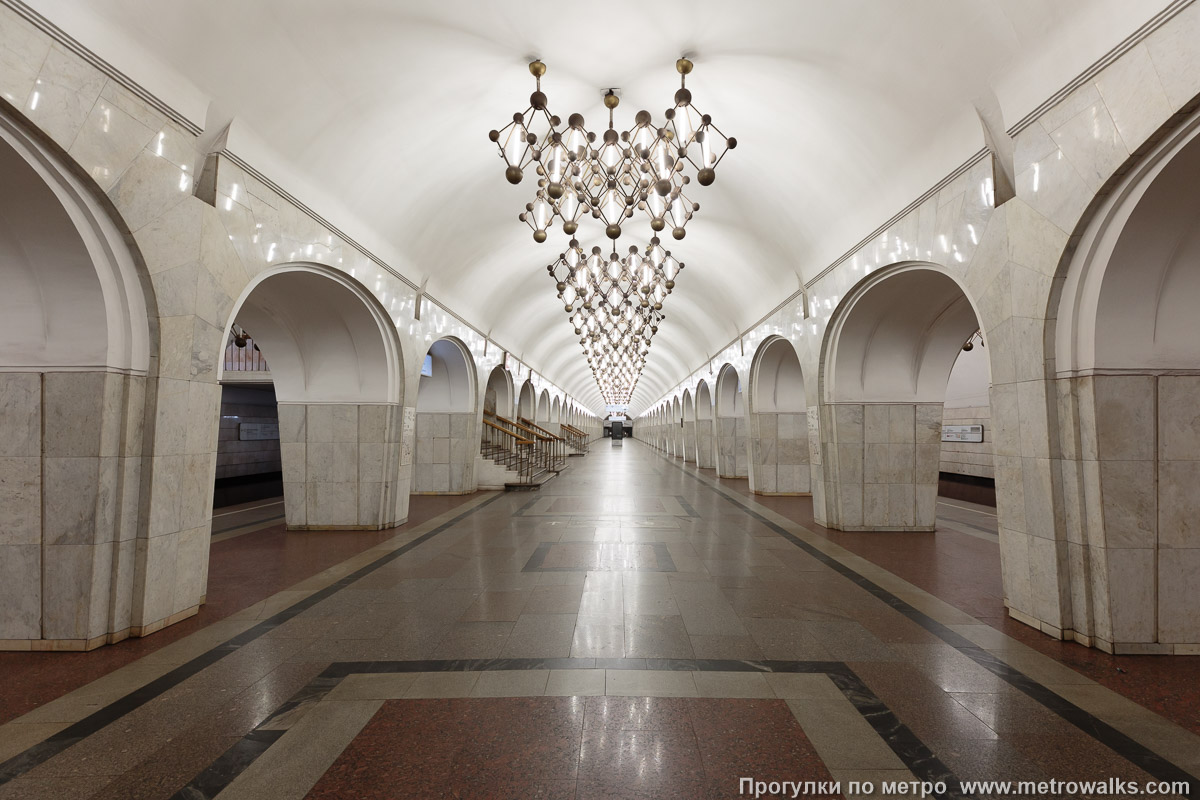 Фотография станции Менделеевская (Серпуховско-Тимирязевская линия, Москва). Центральный зал станции, вид вдоль от глухого торца в сторону выхода.