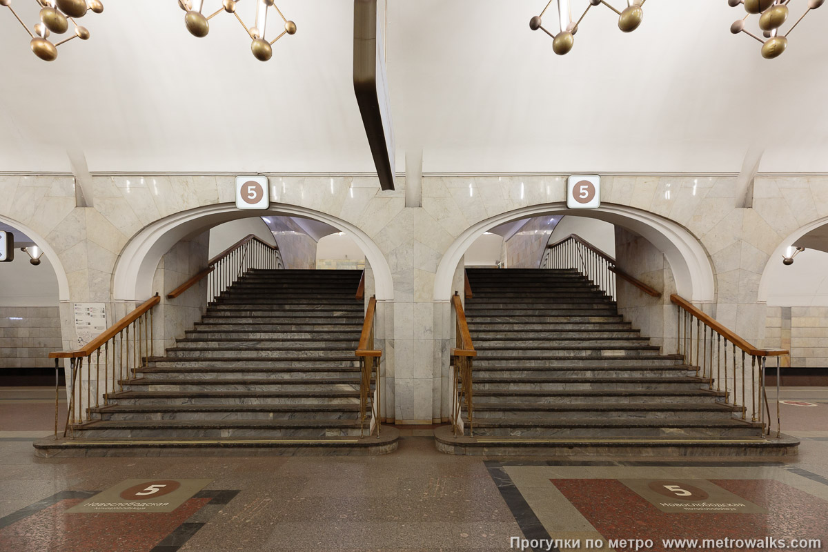 Фотография станции Менделеевская (Серпуховско-Тимирязевская линия, Москва). В центре зала — переход на станцию Новослободскую Кольцевой линии.