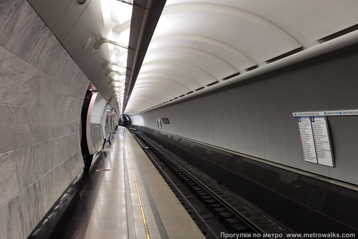 Фотография станции Международная (Филёвская линия, Москва). Боковой зал станции и посадочная платформа, общий вид.