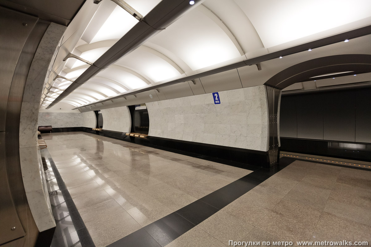 Фотография станции Международная (Филёвская линия, Москва). Вид по диагонали.