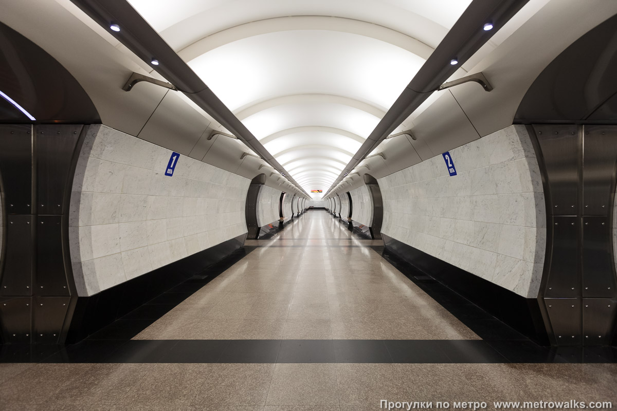 Фотография станции Международная (Филёвская линия, Москва). Центральный зал станции, вид вдоль от входа в сторону глухого торца.