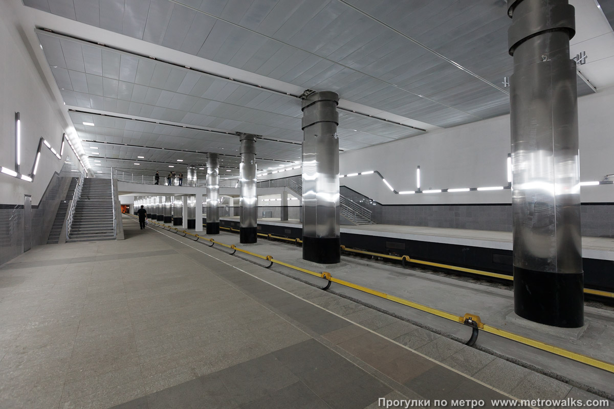 Фотография станции Мякинино (Арбатско-Покровская линия, Москва). Вид по диагонали.