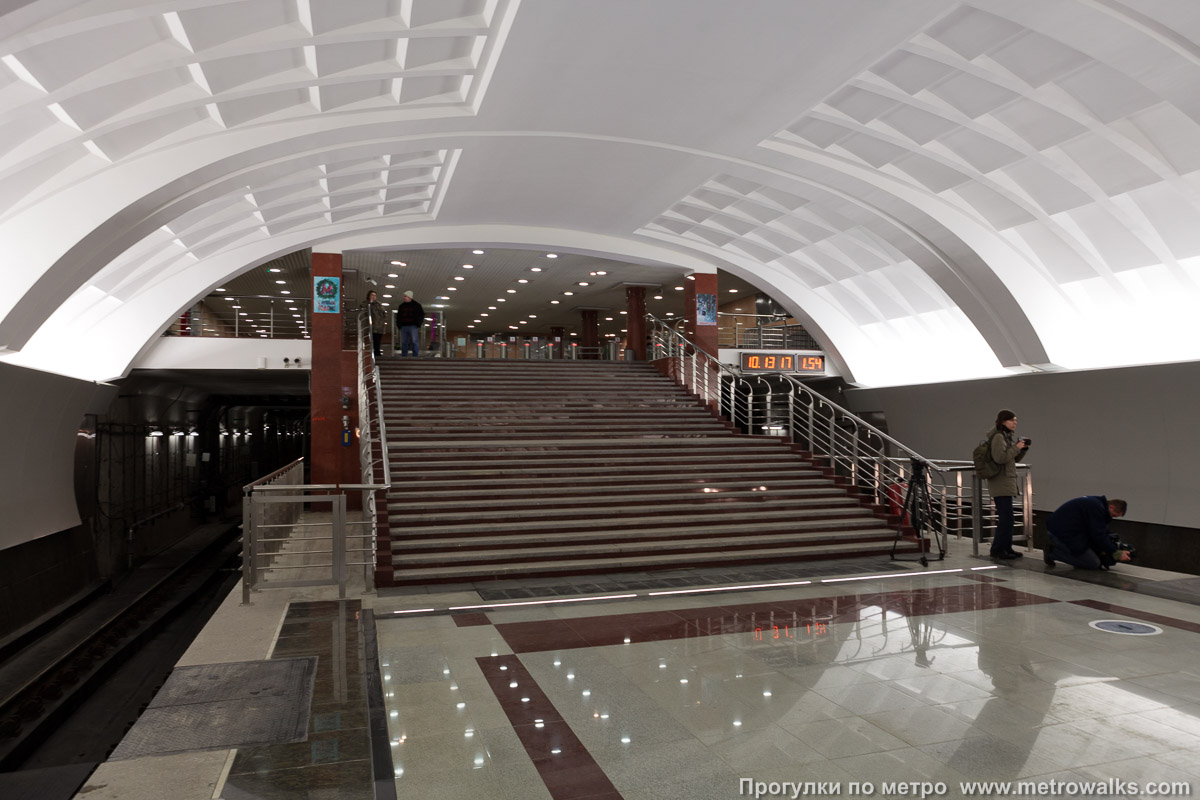 Фотография станции Митино (Арбатско-Покровская линия, Москва). Выход в город осуществляется по лестнице.