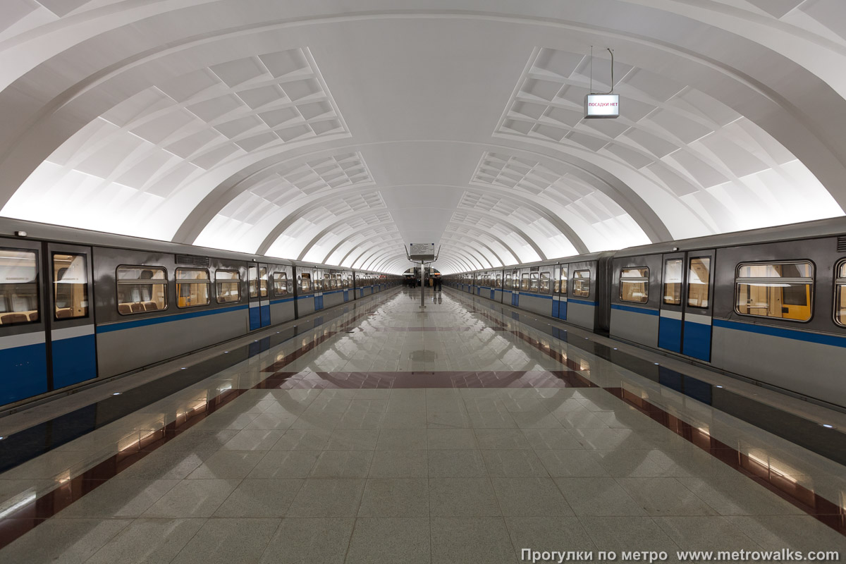 Фотография станции Митино (Арбатско-Покровская линия, Москва). Продольный вид по оси станции.