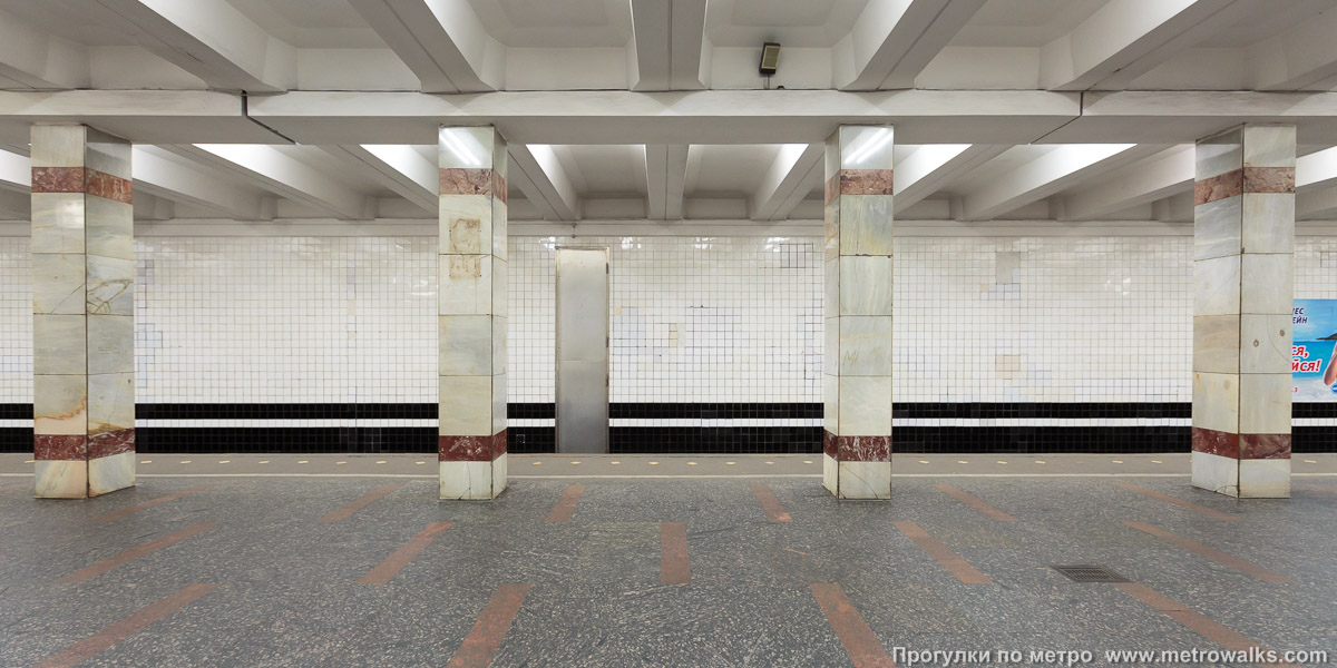 Фотография станции Молодёжная (Арбатско-Покровская линия, Москва). Поперечный вид, проходы между колоннами из центрального зала на платформу.