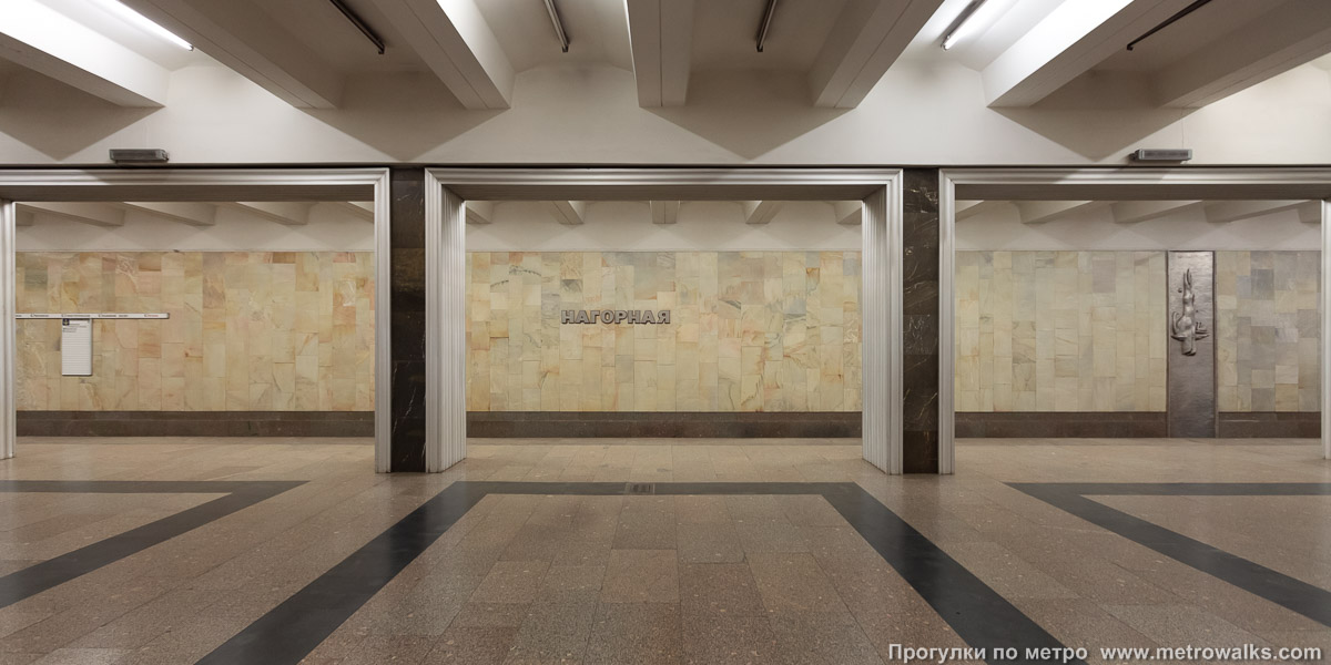 Фотография станции Нагорная (Серпуховско-Тимирязевская линия, Москва). Поперечный вид, проходы между колоннами из центрального зала на платформу.