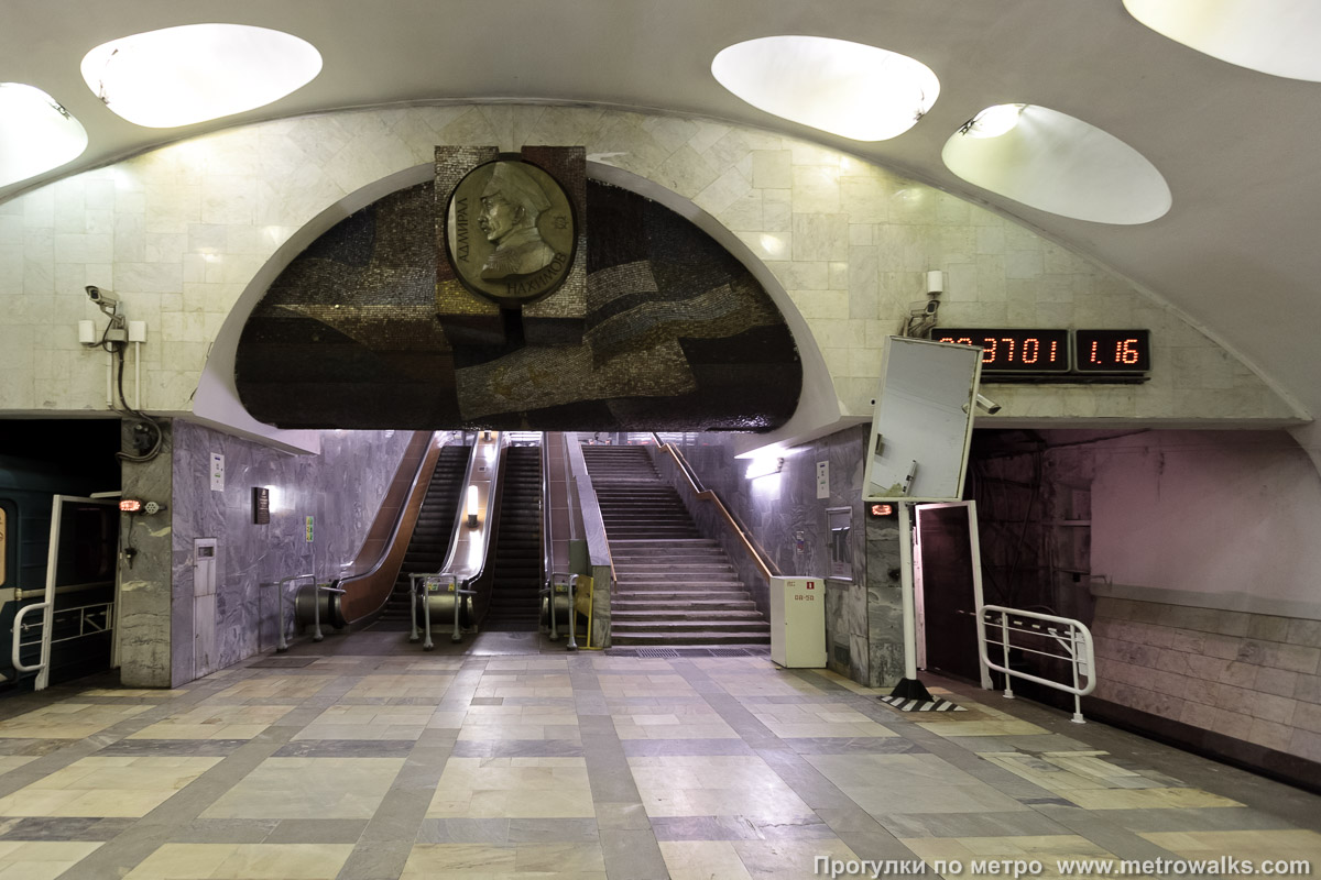 Фотография станции Нахимовский проспект (Серпуховско-Тимирязевская линия, Москва). Выход в город, эскалаторы начинаются прямо с уровня платформы.