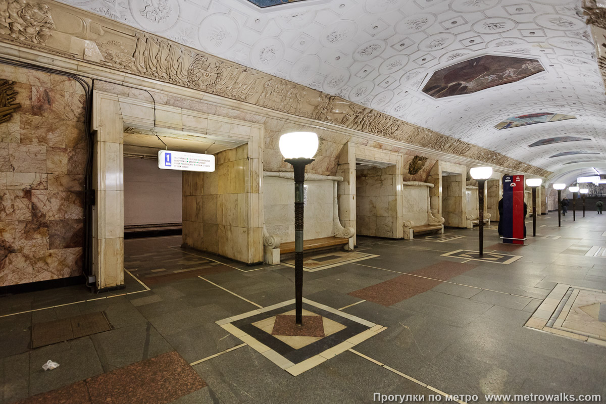 Фотография станции Новокузнецкая (Замоскворецкая линия, Москва). Вид по диагонали.