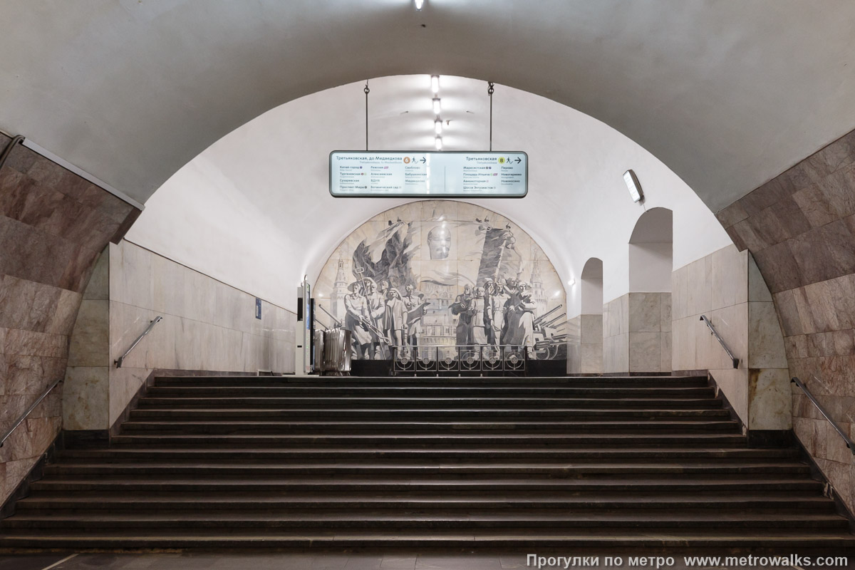 Фотография станции Новокузнецкая (Замоскворецкая линия, Москва). В южном торце центрального зала — переход в южный зал станции Третьяковской. Фотография станции Новокузнецкая (Замоскворецкая линия, Москва). В южном торце центрального зала — переход в южный зал станции Третьяковской.