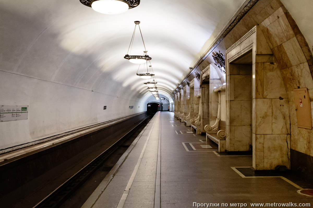 Фотография станции Новокузнецкая (Замоскворецкая линия, Москва). Боковой зал станции и посадочная платформа, общий вид. Фотография станции Новокузнецкая (Замоскворецкая линия, Москва). Боковой зал станции и посадочная платформа, общий вид.