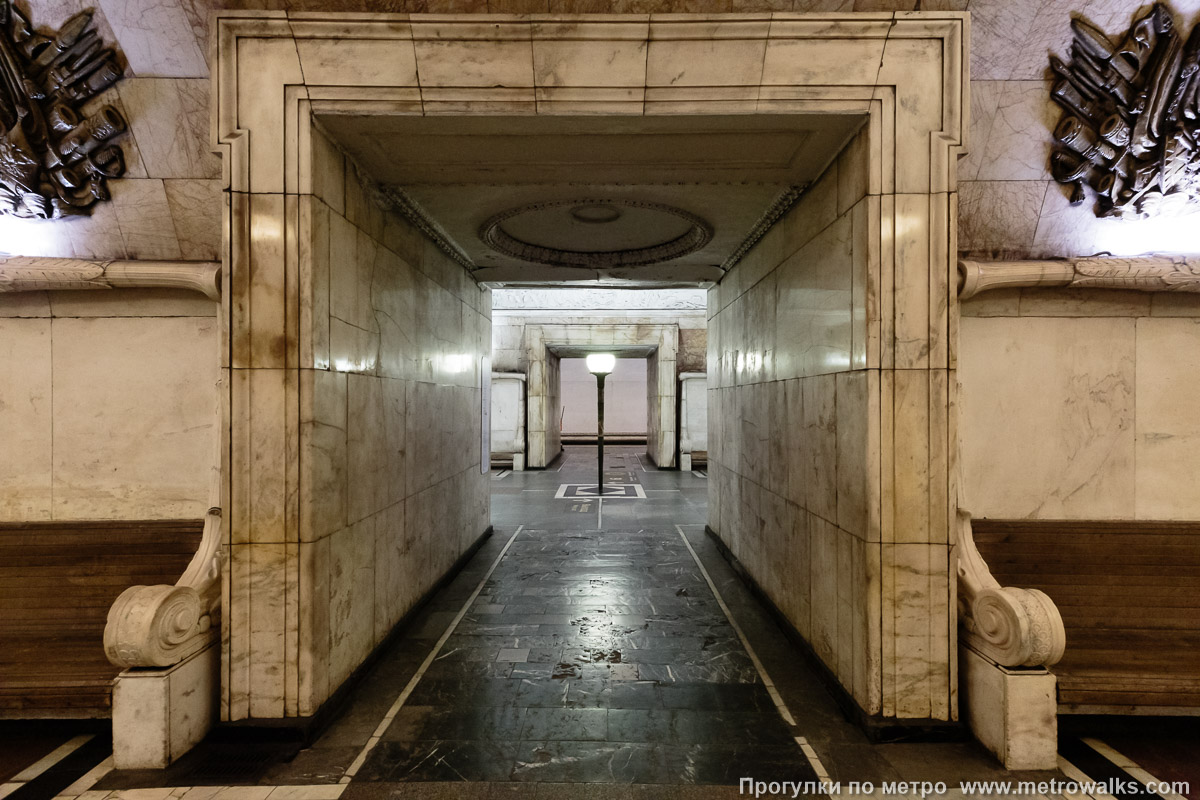 Фотография станции Новокузнецкая (Замоскворецкая линия, Москва). Сквозной вид с края платформы через два прохода между пилонами. Фотография станции Новокузнецкая (Замоскворецкая линия, Москва). Сквозной вид с края платформы через два прохода между пилонами.