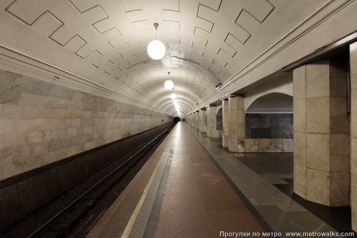 Фотография станции Охотный Ряд (Сокольническая линия, Москва). Боковой зал станции и посадочная платформа, общий вид.