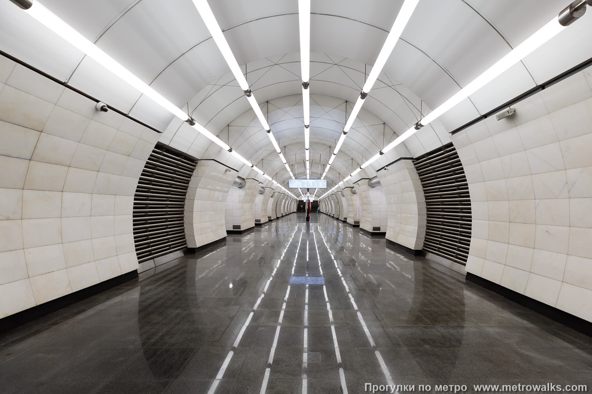 Фотография станции Окружная (Люблинско-Дмитровская линия, Москва). Продольный вид центрального зала.