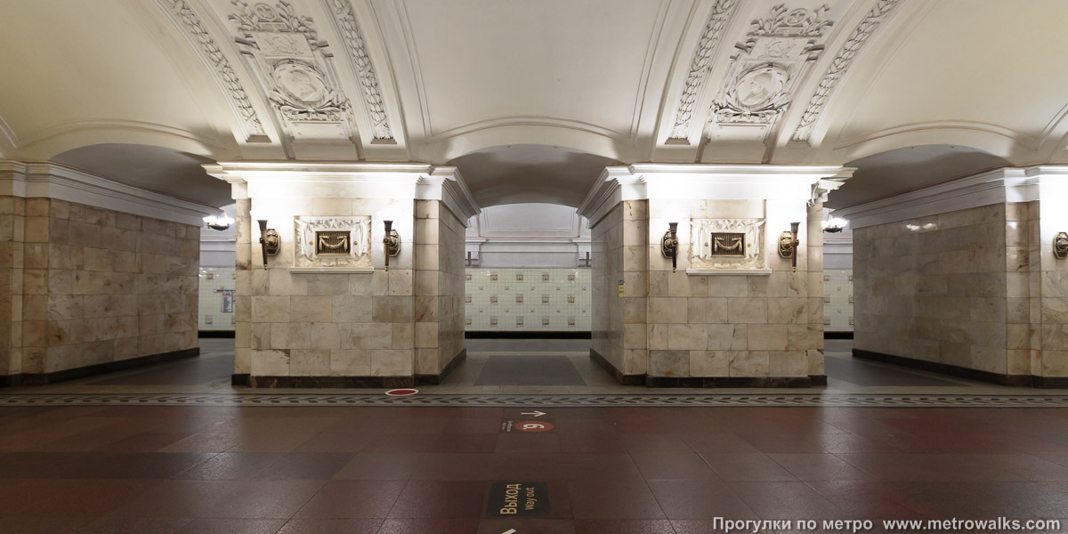 Фотография станции Октябрьская (Кольцевая линия, Москва). Поперечный вид, проходы между пилонами из центрального зала на платформу.