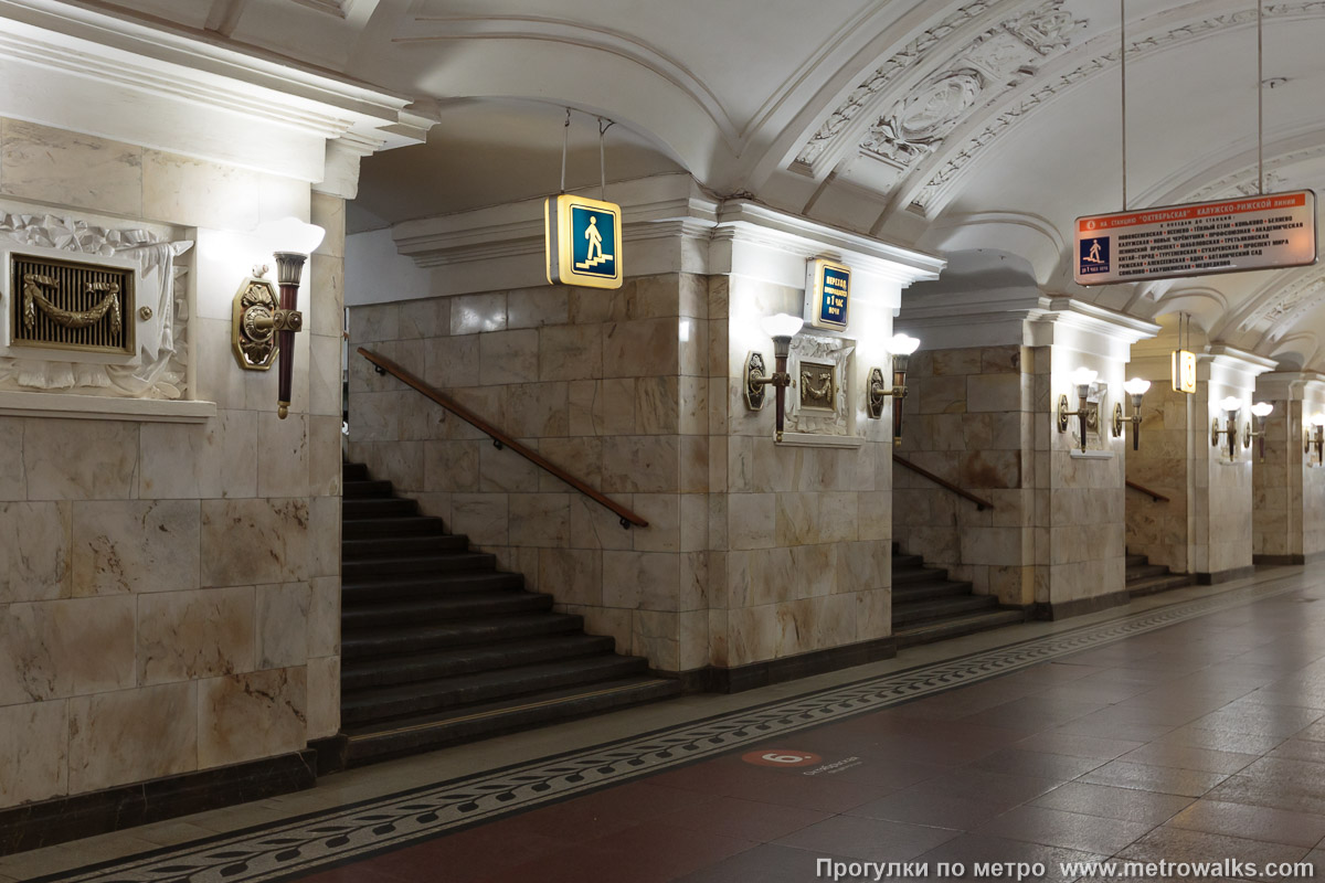 Фотография станции Октябрьская (Кольцевая линия, Москва). Около перехода. В центре зала — переход на одноимённую станцию Калужско-Рижской линии.