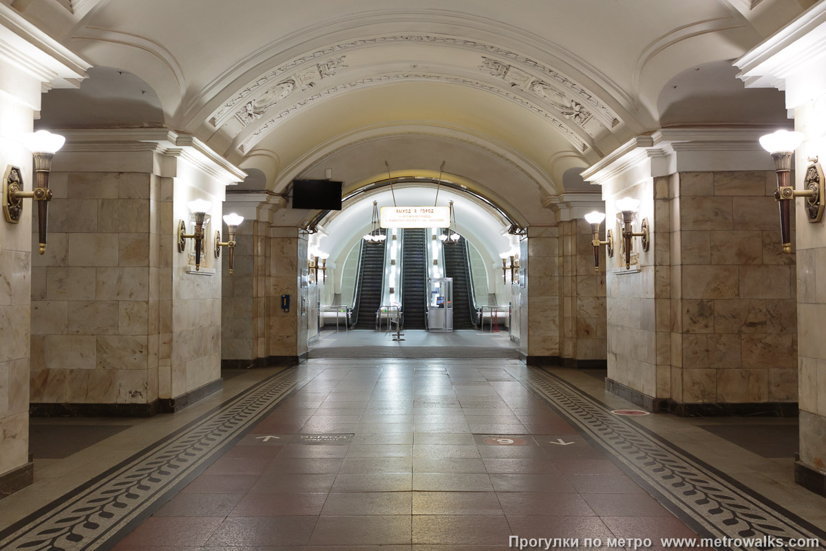 Фотография станции Октябрьская (Кольцевая линия, Москва). Выход в город, эскалаторы начинаются прямо с уровня платформы.