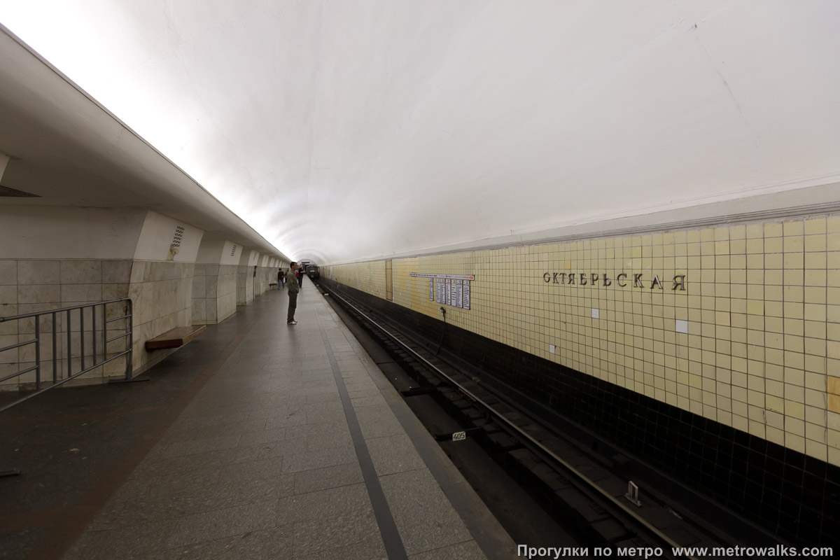 Фотография станции Октябрьская (Калужско-Рижская линия, Москва). Боковой зал станции и посадочная платформа, общий вид.
