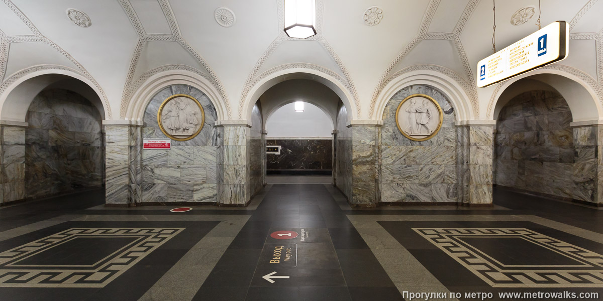 Фотография станции Парк культуры (Кольцевая линия, Москва). Поперечный вид, проходы между пилонами из центрального зала на платформу.