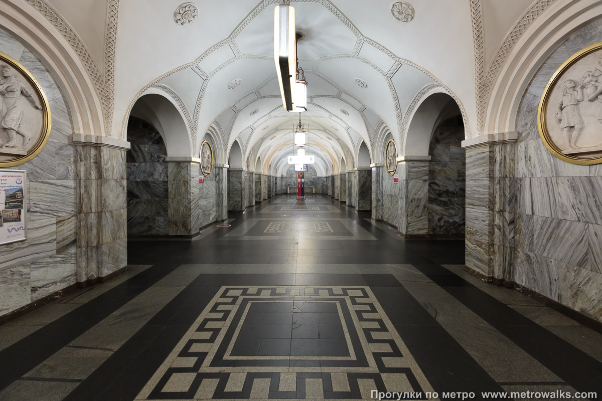 Фотография станции Парк культуры (Кольцевая линия, Москва). Центральный зал станции, вид вдоль от входа в сторону глухого торца.