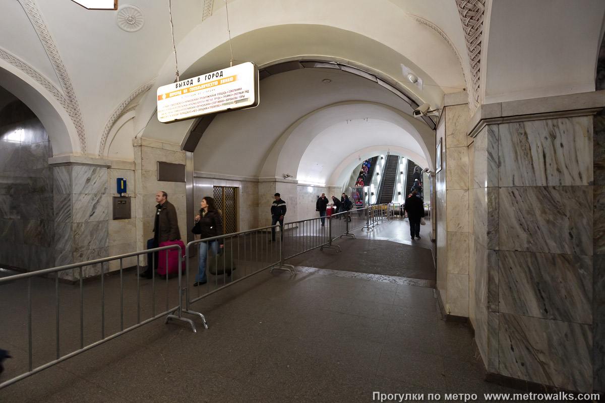 Фотография станции Парк культуры (Кольцевая линия, Москва). Выход в город, эскалаторы начинаются прямо с уровня платформы. Переход на Сокольническую линию осуществляется через наземный вестибюль.