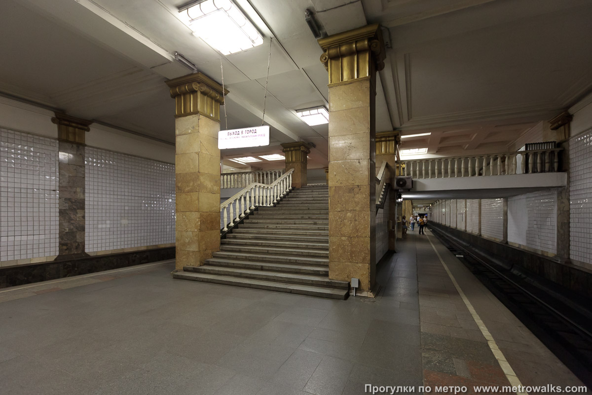 Фотография станции Парк культуры (Сокольническая линия, Москва). Выход в город, лестница из центрального зала станции в переходный коридор к эскалаторам.