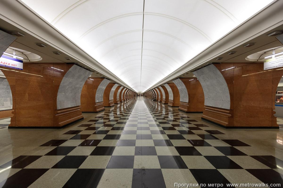 Фотография станции Парк Победы (Солнцевская линия, Москва) — первый зал. Центральный зал станции, вид вдоль от глухого торца в сторону выхода. Южный зал с белыми путевыми стенами. Сюда прибывают поезда, следующие в центр.