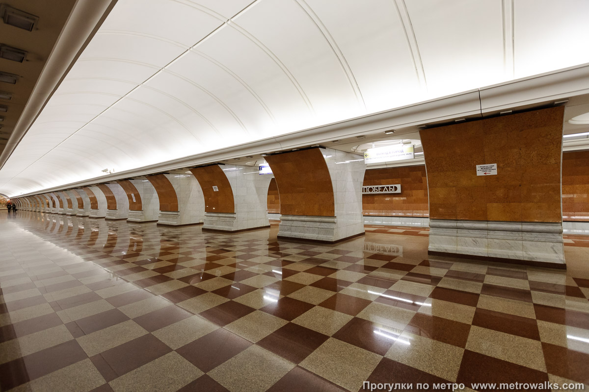 Фотография станции Парк Победы (Арбатско-Покровская линия, Москва) — второй зал. Вид по диагонали.
