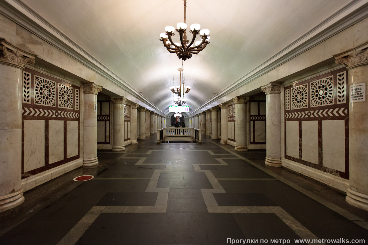 Фотография станции Павелецкая (Кольцевая линия, Москва). Центральный зал станции, вид вдоль от входа в сторону глухого торца.