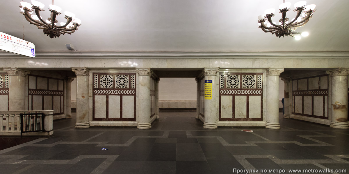 Фотография станции Павелецкая (Кольцевая линия, Москва). Поперечный вид, проходы между пилонами из центрального зала на платформу.