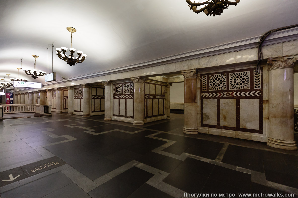 Фотография станции Павелецкая (Кольцевая линия, Москва). Вид по диагонали. Фотография станции Павелецкая (Кольцевая линия, Москва). Вид по диагонали.
