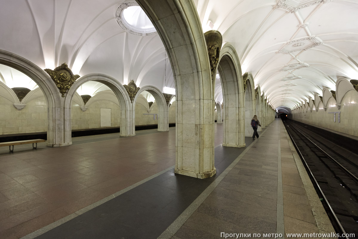 Фотография станции Павелецкая (Замоскворецкая линия, Москва). Вид с края платформы по диагонали на противоположную сторону сквозь центральный зал.