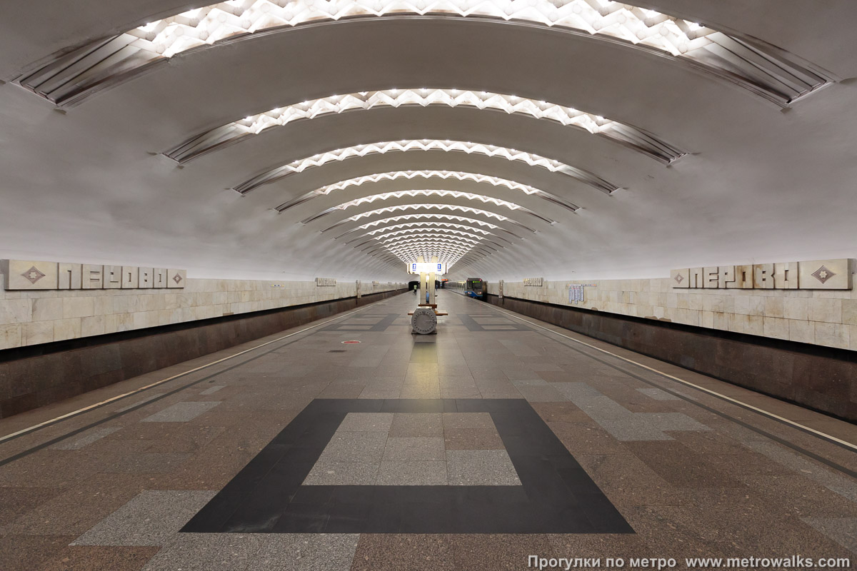 Фотография станции Перово (Калининская линия, Москва). Продольный вид по оси станции.