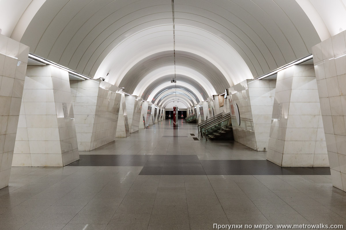 Фотография станции Петровско-Разумовская (Люблинско-Дмитровская линия, Москва) — второй зал. Продольный вид центрального зала. Центральная часть станции, менее широкоугольно.