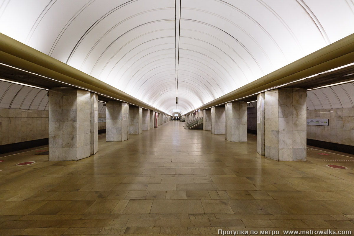 Фотография станции Петровско-Разумовская (Люблинско-Дмитровская линия, Москва) — первый зал. Центральный зал станции, вид вдоль от глухого торца в сторону выхода. Западный, старый зал станции, колонный.