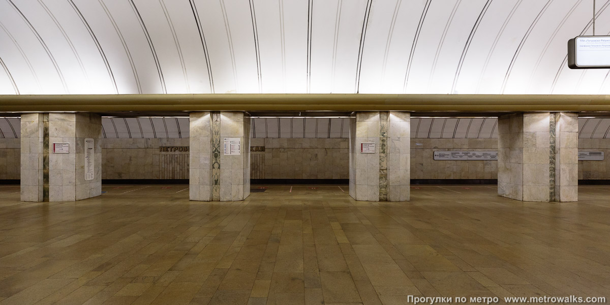Фотография станции Петровско-Разумовская (Серпуховско-Тимирязевская линия, Москва) — первый зал. Поперечный вид, проходы между колоннами из центрального зала на платформу.