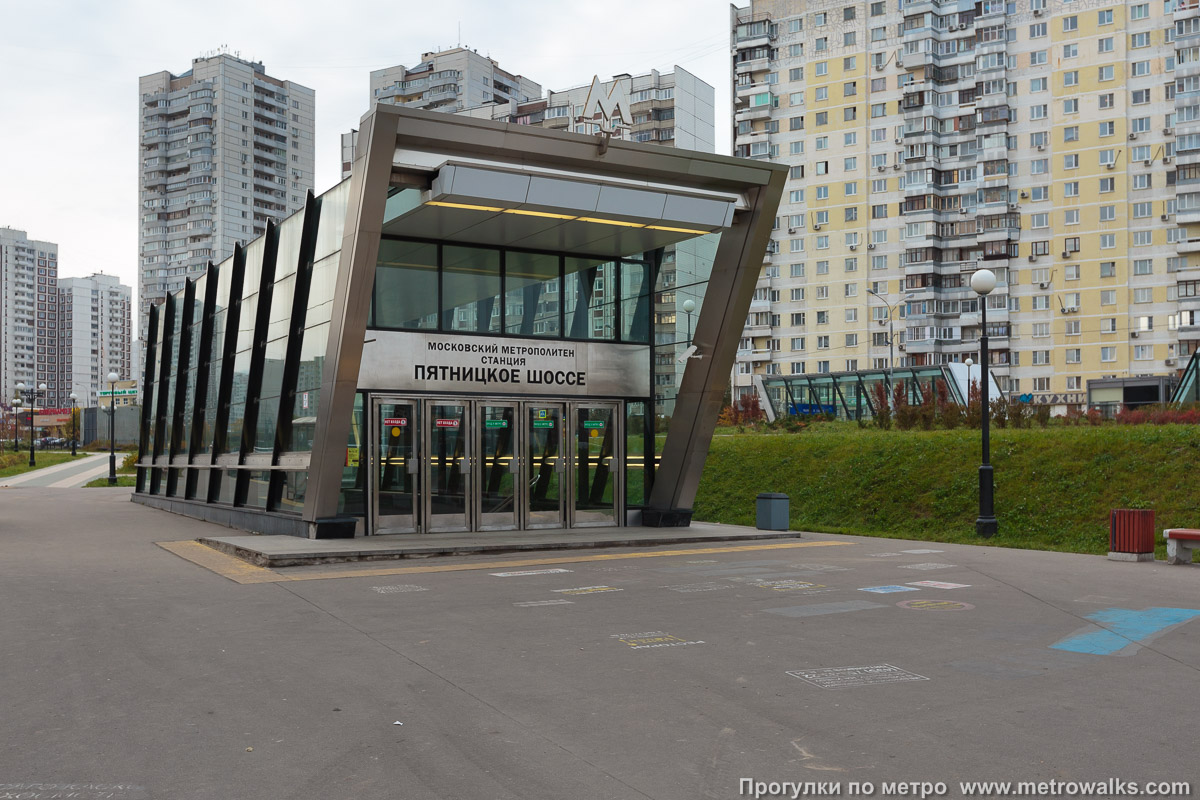 Фотография станции Пятницкое шоссе (Арбатско-Покровская линия, Москва). Вход на станцию осуществляется через подземный переход. Первый, основной вход на станцию со стороны жилых кварталов.