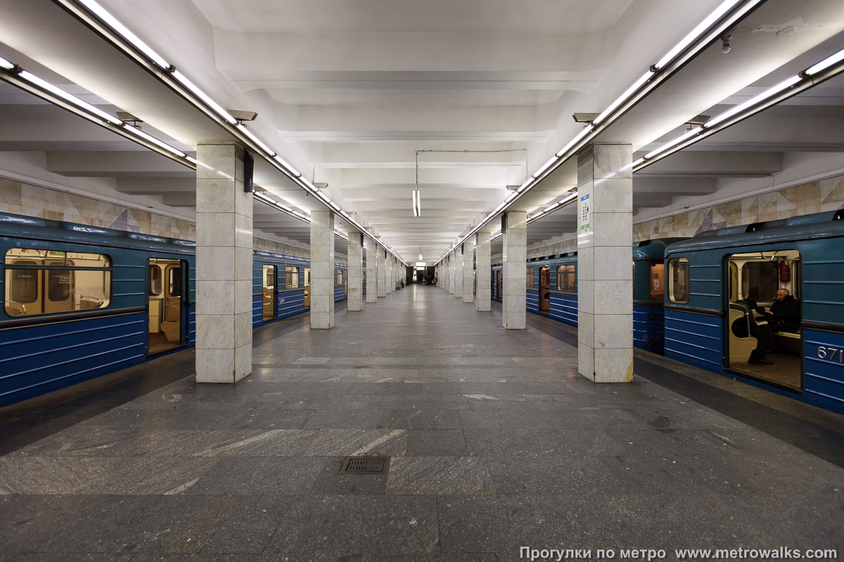 Фотография станции Планерная (Таганско-Краснопресненская линия, Москва). Продольный вид центрального зала. Застать эту станцию без поездов практически невозможно.