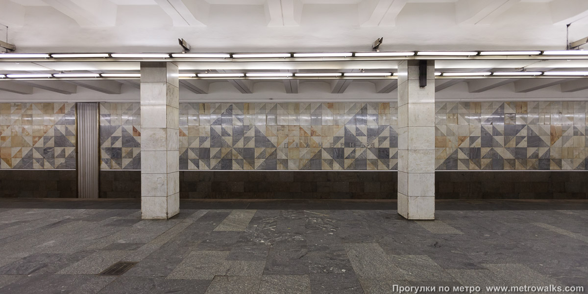 Фотография станции Планерная (Таганско-Краснопресненская линия, Москва). Поперечный вид, проходы между колоннами из центрального зала на платформу.
