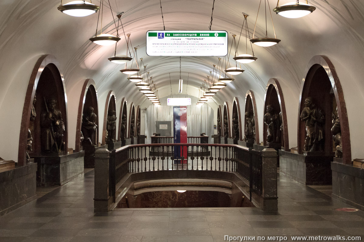 Фотография станции Площадь Революции (Арбатско-Покровская линия, Москва). Около перехода. В центре зала — переход на станцию Театральную Замоскворецкой линии.