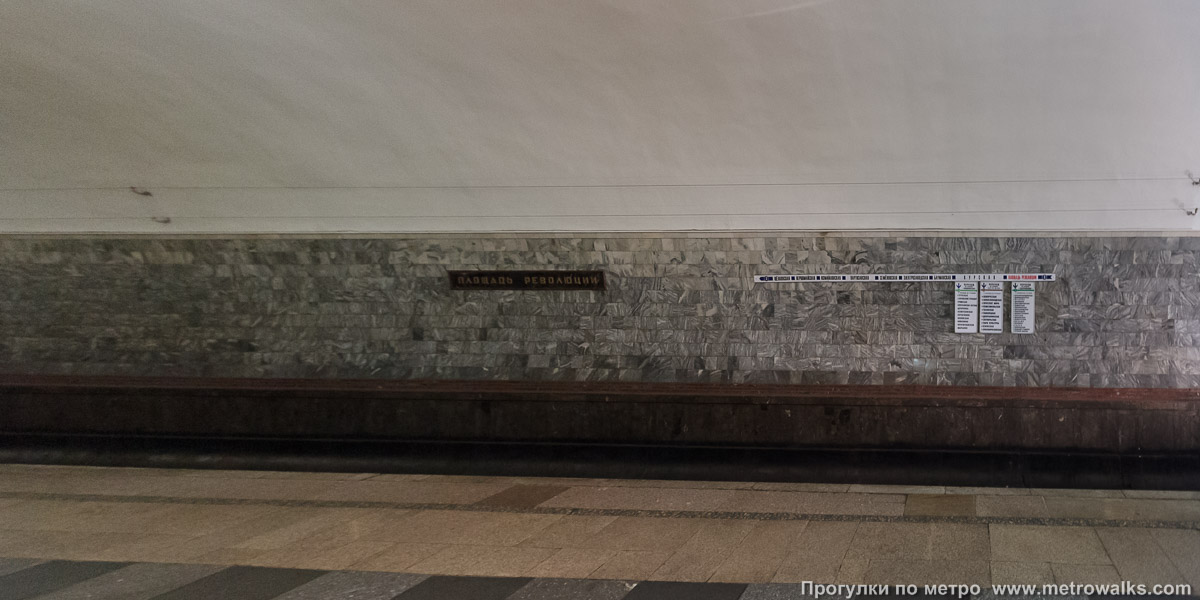 Фотография станции Площадь Революции (Арбатско-Покровская линия, Москва). Путевая стена.