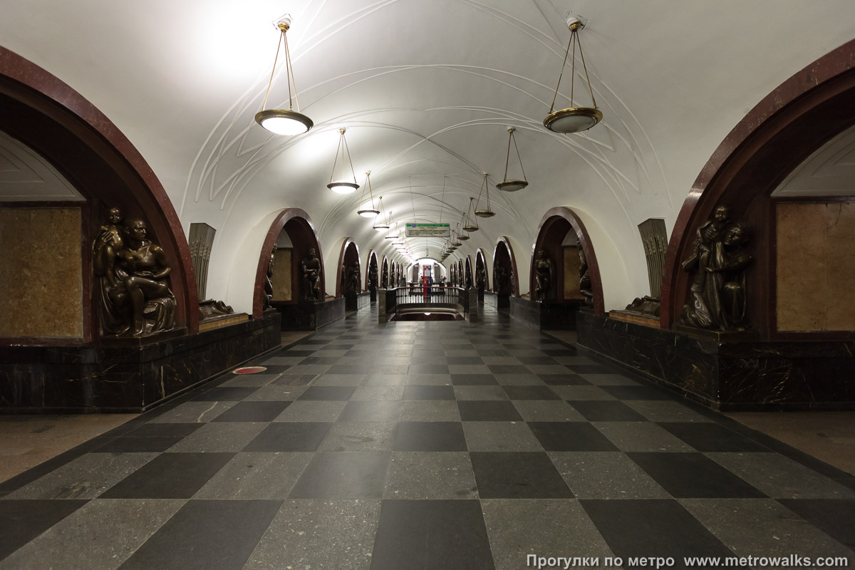 Фотография станции Площадь Революции (Арбатско-Покровская линия, Москва). Продольный вид центрального зала.